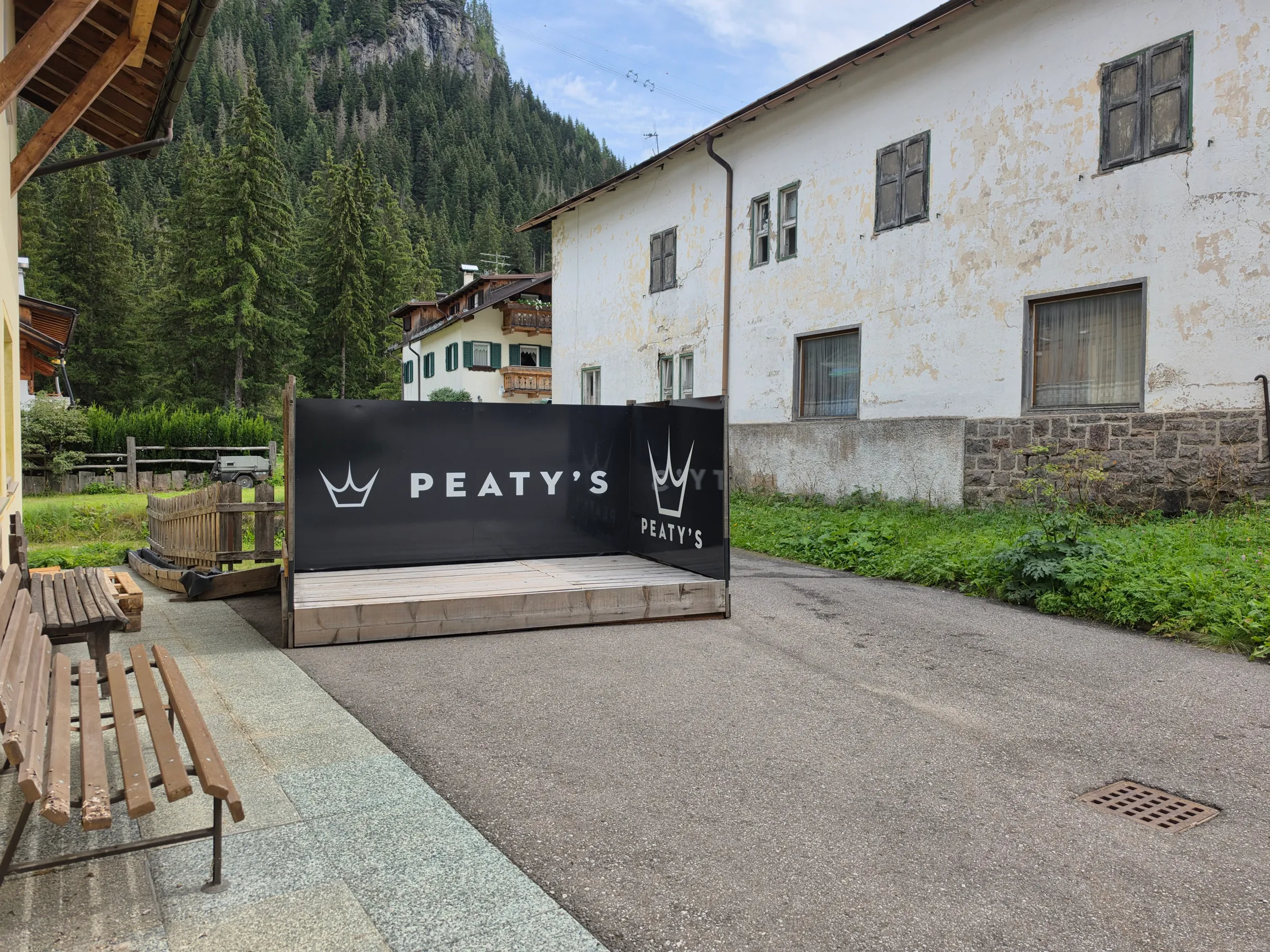 Stazione di lavaggio bici brandizzata Peaty's nel negozio RIDE ON, con le montagne sullo sfondo